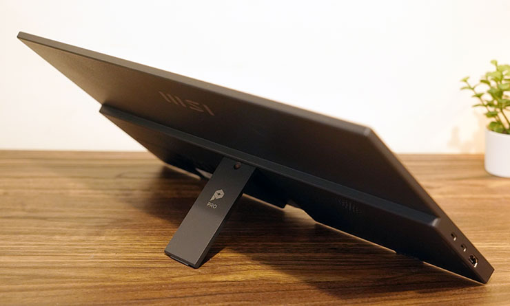 MSI PRO MP165 E6 便攜顯示器開箱實測:輕薄無負擔,輕鬆升級行動雙螢幕環境! - 阿祥的網路筆記本 PRO MP165 E6 內建的支架最大傾角約為 45 度左右,對於使用者來說也非常夠用。