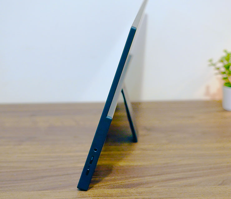 MSI PRO MP165 E6 便攜顯示器開箱實測:輕薄無負擔,輕鬆升級行動雙螢幕環境! - 阿祥的網路筆記本 從側面來看,更能感受到 PRO MP165 E6 的機身薄度。