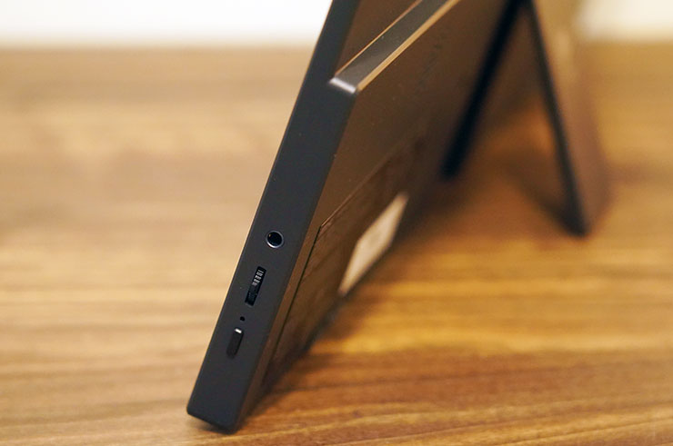 MSI PRO MP165 E6 便攜顯示器開箱實測:輕薄無負擔,輕鬆升級行動雙螢幕環境! - 阿祥的網路筆記本 機身右側可看到電源鍵、OSD 控制鍵與 3.5mm 耳機接口。