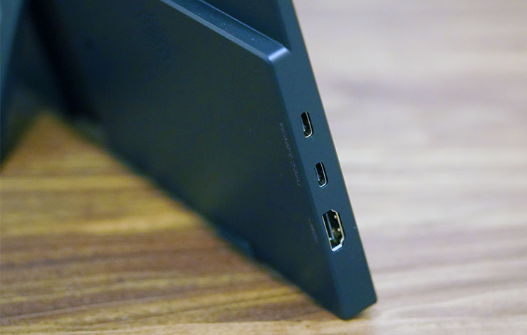 MSI PRO MP165 E6 便攜顯示器開箱實測:輕薄無負擔,輕鬆升級行動雙螢幕環境! - 阿祥的網路筆記本 大部份的連接埠都設置於左側,包括兩組 USB-C 埠與一組標準的 HDMI 埠。