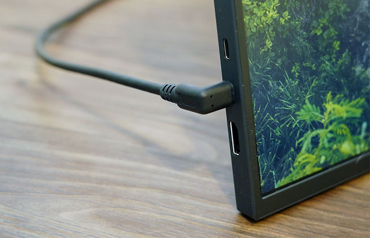 MSI PRO MP165 E6 便攜顯示器開箱實測:輕薄無負擔,輕鬆升級行動雙螢幕環境! - 阿祥的網路筆記本 PRO MP165 E6 隨附的 USB-C 線採用 L 頭設計,連結至顯示器上可以讓走線更順暢。