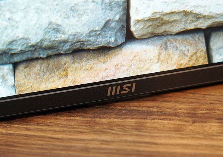 MSI PRO MP165 E6 便攜顯示器開箱實測:輕薄無負擔,輕鬆升級行動雙螢幕環境! - 阿祥的網路筆記本 顯示器下方的邊框寬度也幾乎與其他三邊相同,對於視覺的干擾也降至最低。