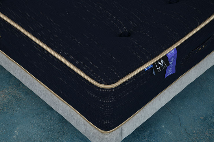 FUJITEC 科技睡眠VELLUTO 床墊，選用英國SPINKS全球最小口徑 MICRO 3.5 COMFORT 微型彈簧，能精準貼合人體壓力點，釋放一整天累積的疲憊