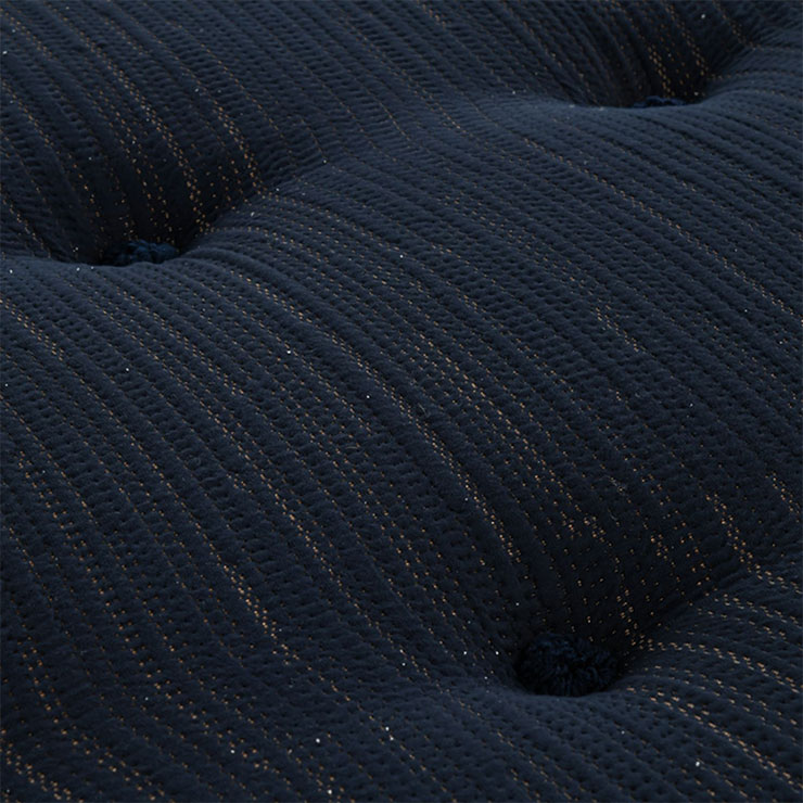 FUJITEC 科技睡眠VELLUTO 床墊，搭配比利時LAVA針織面料，以其經典浮織專利技術製成，宛如絲霧般輕貼肌膚，帶來漂浮般的輕盈感受