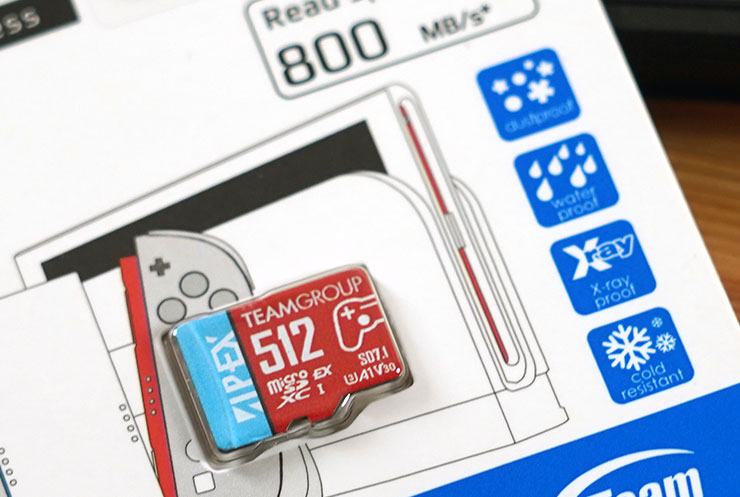 透明窗設計可以看到記憶體本體，同時也有詳細的規格資訊標示。