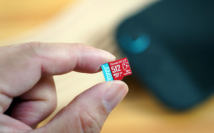 TEAMGROUP APEX SD7.1 MicroSD Express 記憶卡本體正面，採用 Switch 2 的藍紅雙色配色風格。