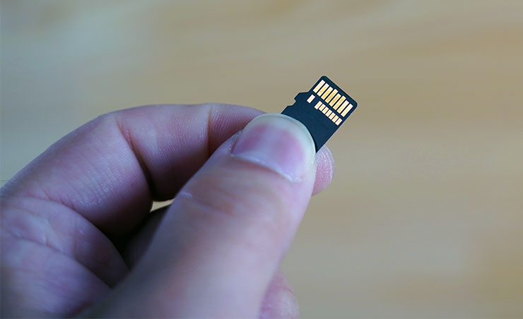 記憶卡背面可以看到有兩組金手指，不同於一般的 microSD 記憶卡。