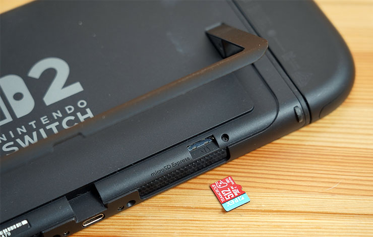 Switch 2 的記憶卡槽設計在主機支架下方。