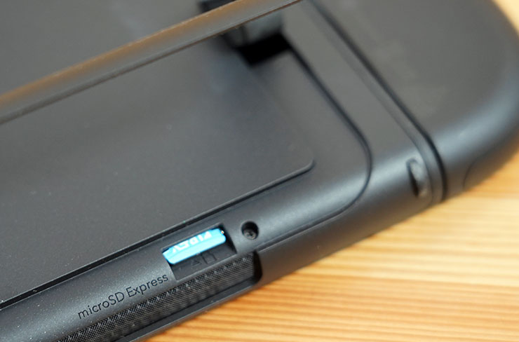 記憶卡正面朝上插入即可。