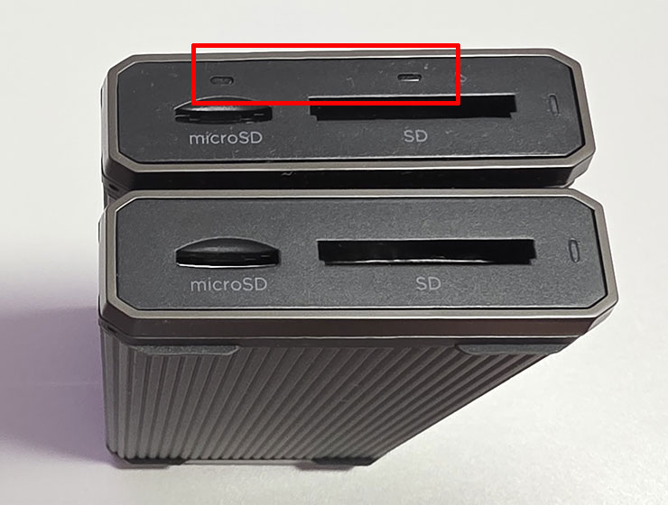 圖片上方才是有支援 SD Express 規格的 PRO-READER 讀卡機，可以看出紅框處多了兩個燈號是唯一差異的識別之處。