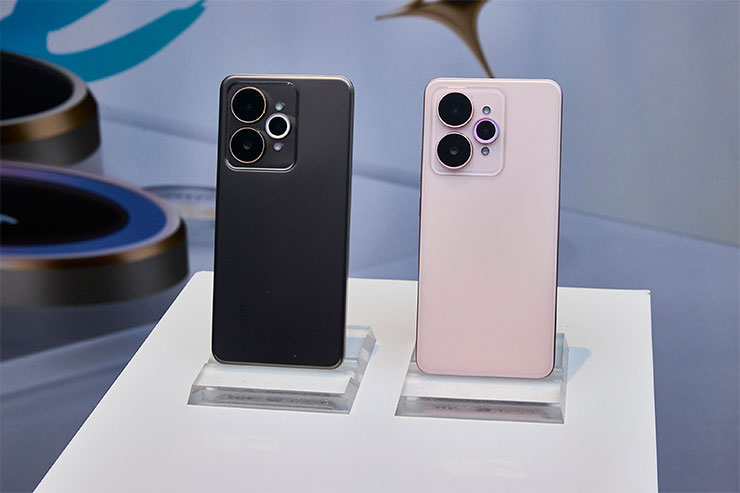 realme 15 5G「鈦空灰」與「光織粉」配備12GB+256GB大容量組合，建議售價NT$10,990，則將於11月7日正式開賣。