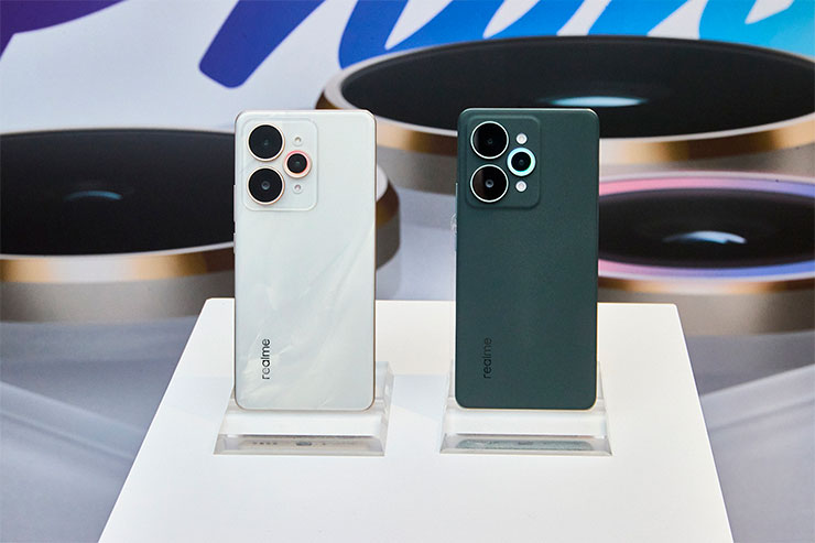 realme 15 Pro「月輝銀」、「星森綠」配備12GB+256GB大容量組合，建議售價NT$13,990，將於10月31日正式上市。