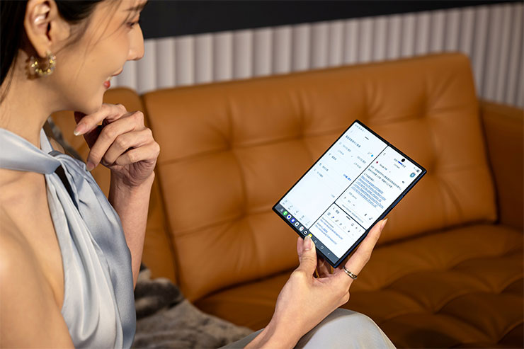 Galaxy Z Fold7的8吋大螢幕結合多重視窗、AI應用，助攻高效生產力理想首選