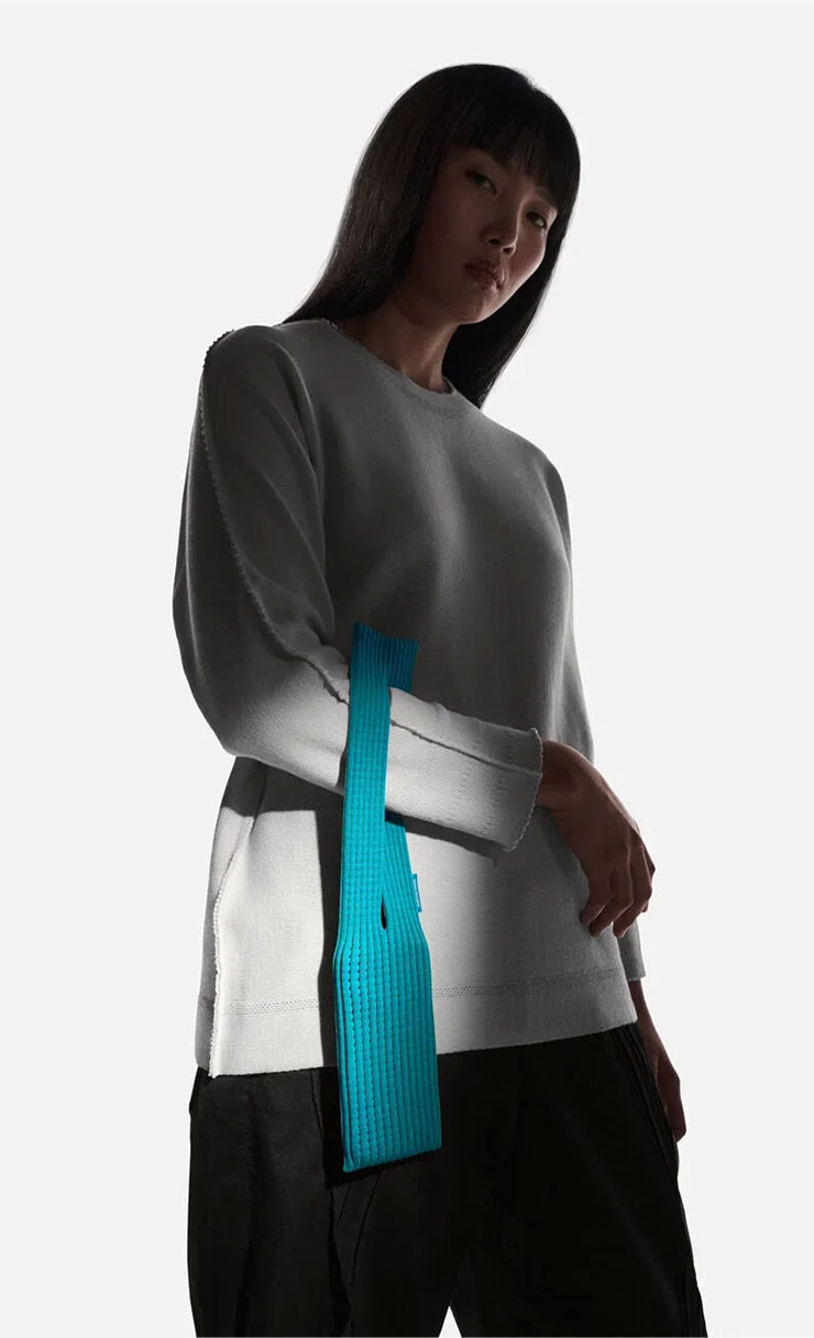 蘋果與三宅一生合作推出 iPhone Pocket 手機背帶,再度考驗果粉忠誠度? - 阿祥的網路筆記本 以後看到路上有人手上掛著 iPhone Pocket,別懷疑,他就是最忠實的果粉!