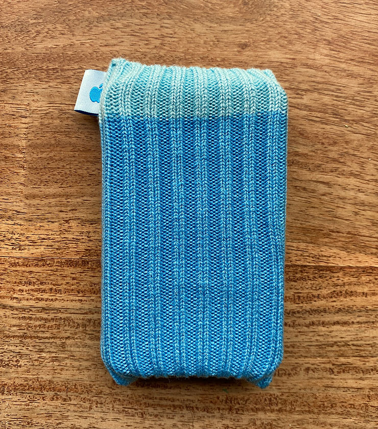 蘋果與三宅一生合作推出 iPhone Pocket 手機背帶,再度考驗果粉忠誠度? - 阿祥的網路筆記本 當年也是話題一時的 iPod Socks