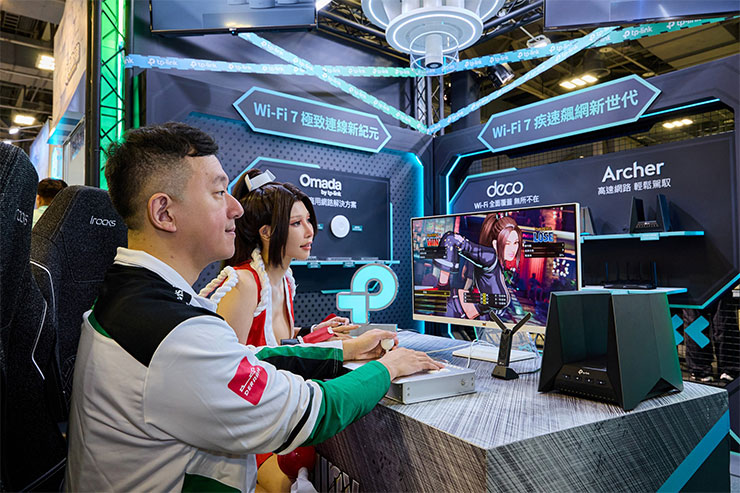 TP-Link 攜 Wi-Fi 7 全系列產品亮相 WirForce 2025,世界冠軍 ET 現場接受玩家挑戰! - 阿祥的網路筆記本 ET 於今日親臨活動現場,與粉絲互動也展示Wi-Fi 7連線速度與格鬥遊戲的超強實力。