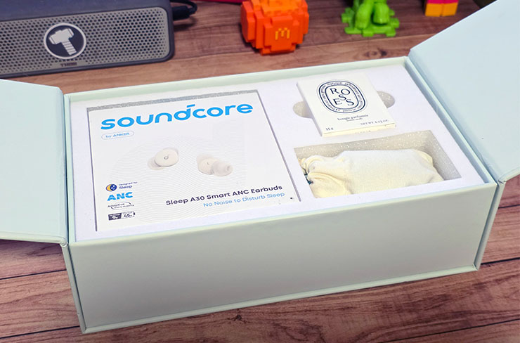 除了耳機本體，還有其他的小贈品。