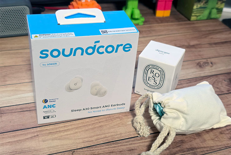 除了 Sleep A30 本體，還有一組玫瑰風味的 Diptyque 香氛蠟燭與精緻的眼罩，簡直就是睡眠大全套啊！