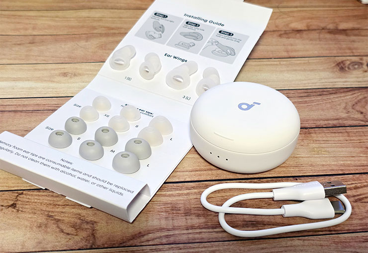 盒內除了充電盒（內有耳機）、充電線（USB-A to USB-C），還隨附了不同尺寸的耳塞。