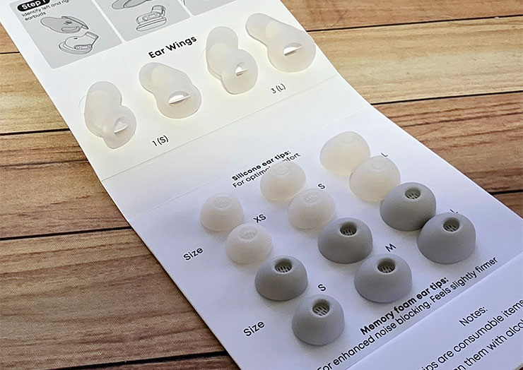 除了標準的耳塞，另外也配置了三種不同尺寸的矽膠與記憶海棉耳塞，以及另外兩種尺寸的耳機側翼，讓耳機更能服貼耳形與穩固配戴。