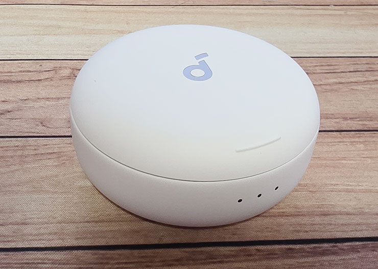 充電盒是正圓形，前側有三個電源燈號。