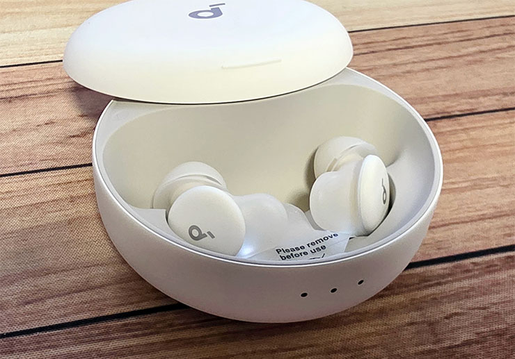 充電盒採用滑蓋設計，向上可推開，內部可看到耳機，初次使用需要將下方固定的膠膜移除。