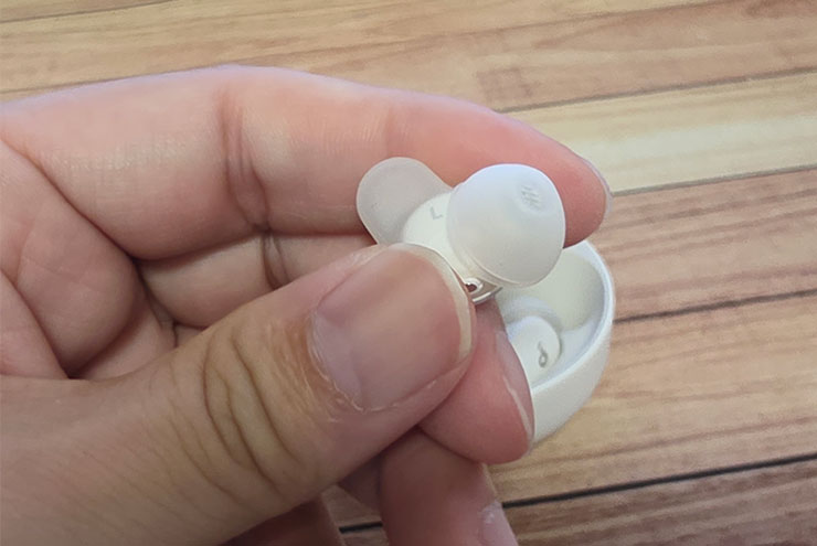 耳機標配的矽膠耳塞。