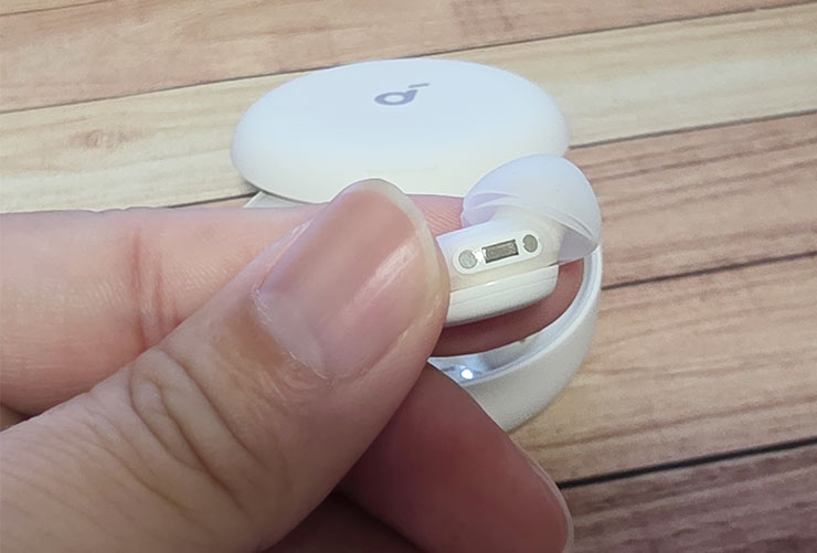 耳機側面可以看到充電接點與磁吸固定的磁石。