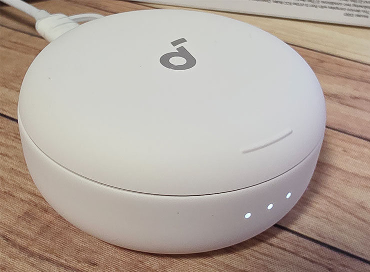 充電時，充電盒正面可以看到燈號指示燈亮起。