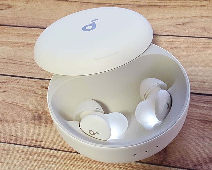 充電盒打開，盒中也會有白色燈光亮起，透過白色半透的耳翼光線十分柔和迷人。