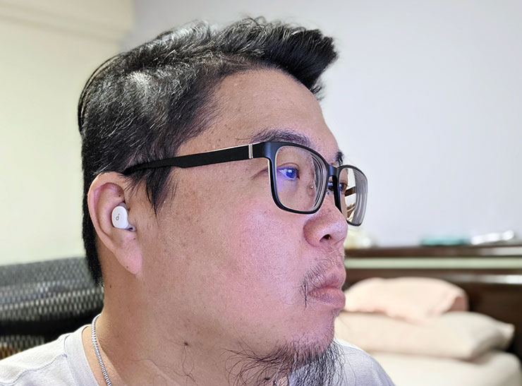 耳機本體小巧，很輕鬆就能塞入耳內固定，耳機本體也不會突出耳朵之外。