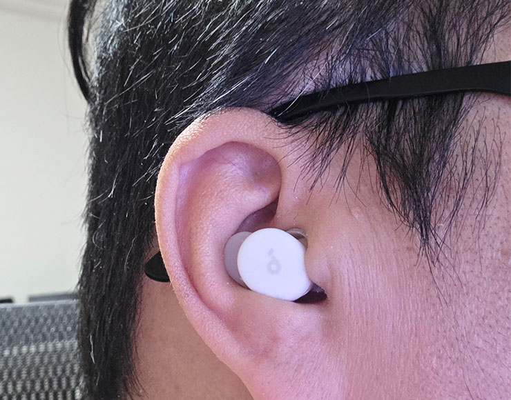 戴上耳機後，可以稍稍將耳機向內轉動，讓耳機側翼固定在耳殼內。