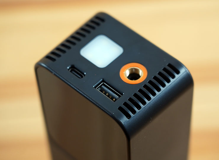 飛樂打氣王 2 急速無線電動打氣機 TP20II 開箱實測:打氣更快速,電量更提升!更易於攜帶的救車神器! - 阿祥的網路筆記本 頂部可以看到 LED 燈、充氣口(橘圈),以及 USB Type-A 與 USB Type-C 充電孔各一組。