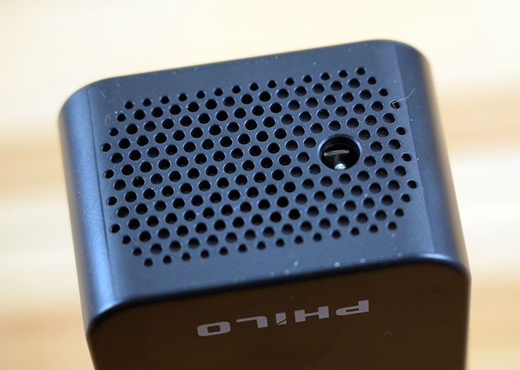 飛樂打氣王 2 急速無線電動打氣機 TP20II 開箱實測:打氣更快速,電量更提升!更易於攜帶的救車神器! - 阿祥的網路筆記本 機身底部設置了一個點煙孔 電源接口。