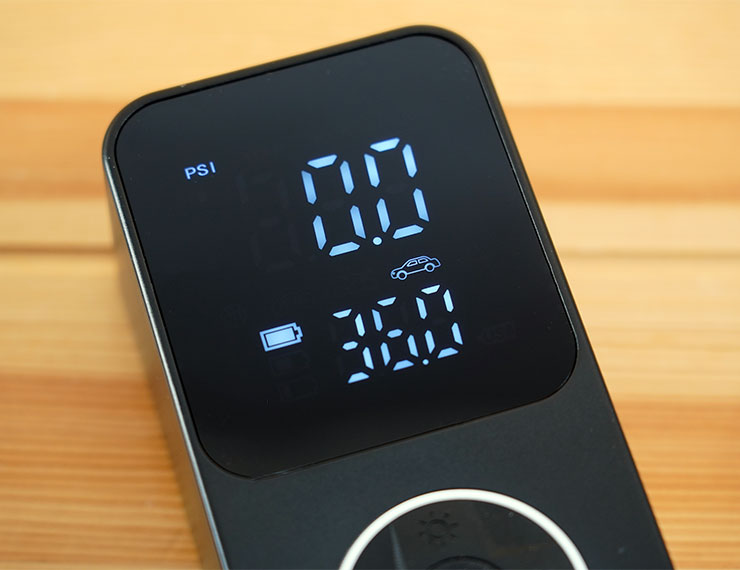 飛樂打氣王 2 急速無線電動打氣機 TP20II 開箱實測:打氣更快速,電量更提升!更易於攜帶的救車神器! - 阿祥的網路筆記本 TP20Ⅱ 採用了大型液晶螢幕設計,能同時顯示雙排數據,上方為壓力偵測的監控數值,下方為電量與預設充氣的目標數值。