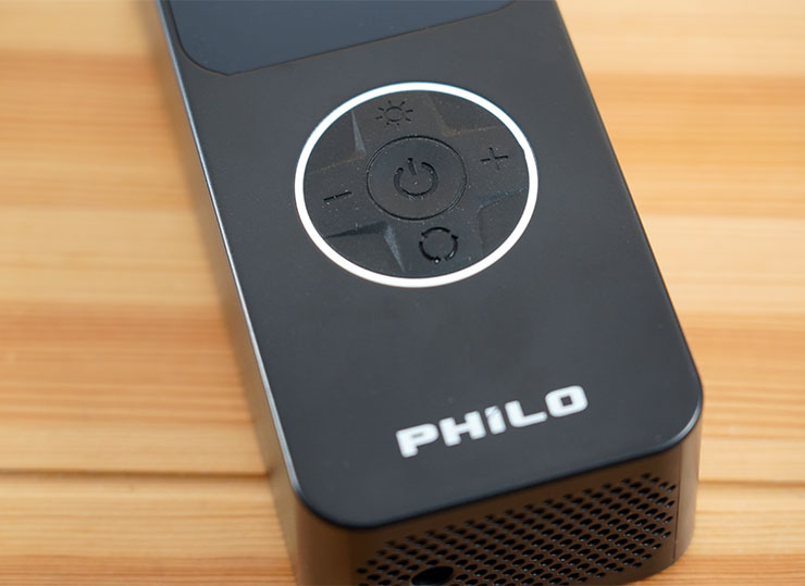 飛樂打氣王 2 急速無線電動打氣機 TP20II 開箱實測:打氣更快速,電量更提升!更易於攜帶的救車神器! - 阿祥的網路筆記本 機身正面的白圈為十字型控制鍵,中間長按為電源開啟、關閉,開機後短按可啟動充氣,方向鍵左右可調整選項與氣壓數值調整,方向下為預設充氣模式切換,方向上可開啟 LED 燈光。