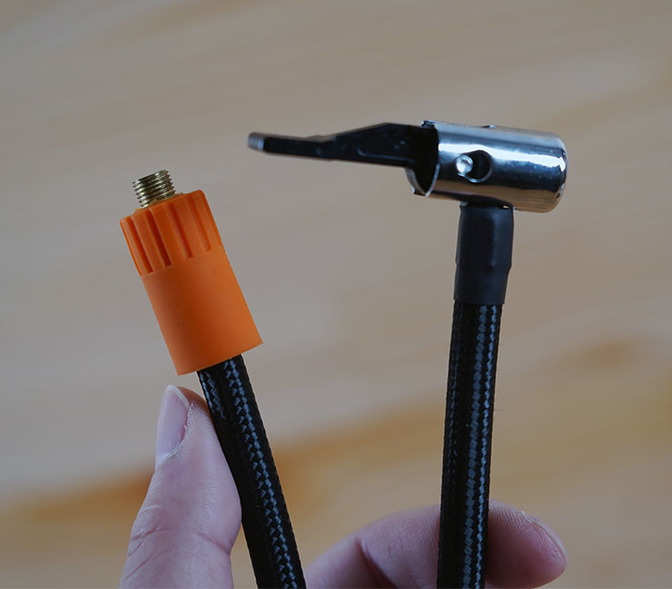 飛樂打氣王 2 急速無線電動打氣機 TP20II 開箱實測:打氣更快速,電量更提升!更易於攜帶的救車神器! - 阿祥的網路筆記本 TP20Ⅱ 隨附的充氣線採用耐磨尼龍材質,充氣接頭處還加上了橘色的防燙保護套設計,充氣孔的部份也採用按扣式金屬接頭,讓充氣接口安裝更便利。