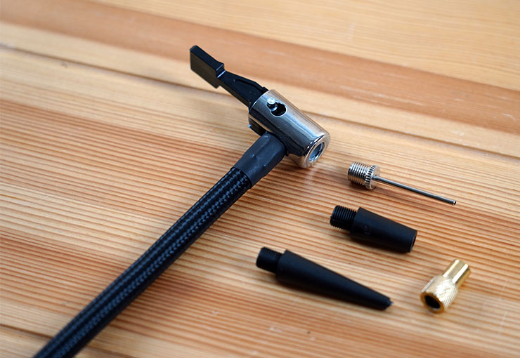 飛樂打氣王 2 急速無線電動打氣機 TP20II 開箱實測:打氣更快速,電量更提升!更易於攜帶的救車神器! - 阿祥的網路筆記本 TP20Ⅱ 隨附了四種不同類型的充氣嘴,可適用市面上大多數輪胎、充氣設備。