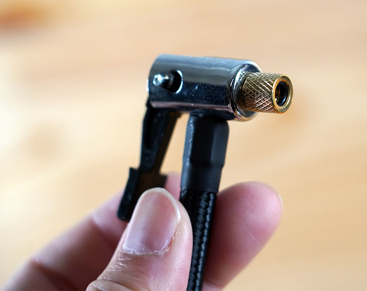 飛樂打氣王 2 急速無線電動打氣機 TP20II 開箱實測:打氣更快速,電量更提升!更易於攜帶的救車神器! - 阿祥的網路筆記本 一般自行車、機車、汽車都適用的接頭安裝好的樣子,與輪胎接合後可直接透過後方卡扣固定好,避免漏氣。