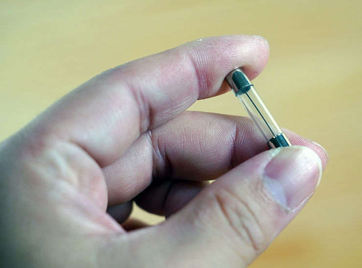 飛樂打氣王 2 急速無線電動打氣機 TP20II 開箱實測:打氣更快速,電量更提升!更易於攜帶的救車神器! - 阿祥的網路筆記本 另外隨附了一個保險絲備用。