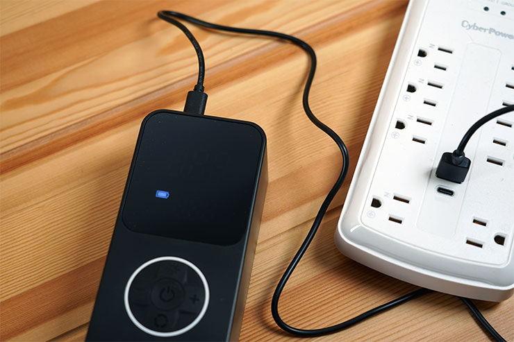 飛樂打氣王 2 急速無線電動打氣機 TP20II 開箱實測:打氣更快速,電量更提升!更易於攜帶的救車神器! - 阿祥的網路筆記本 透過隨附的 USB 充電線即可為 TP20Ⅱ 補充電力,充電時螢幕上的電池顯示燈會閃爍。