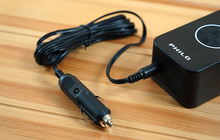 飛樂打氣王 2 急速無線電動打氣機 TP20II 開箱實測:打氣更快速,電量更提升!更易於攜帶的救車神器! - 阿祥的網路筆記本 若是 TP20Ⅱ 沒電,也可以透過隨附的點菸器充電線直接供電使用。