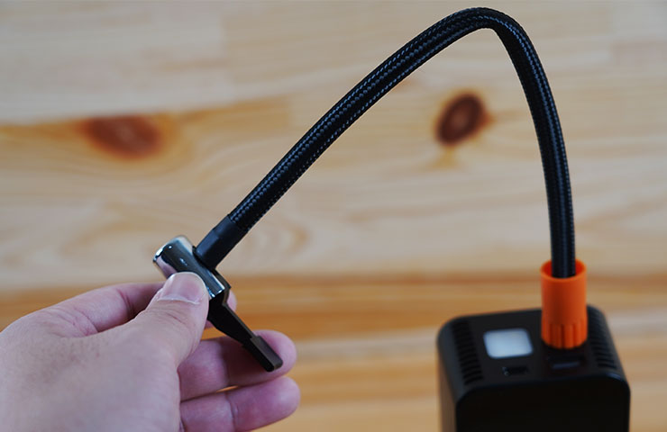 飛樂打氣王 2 急速無線電動打氣機 TP20II 開箱實測:打氣更快速,電量更提升!更易於攜帶的救車神器! - 阿祥的網路筆記本 將充氣線連結至 TP20Ⅱ 的樣子。