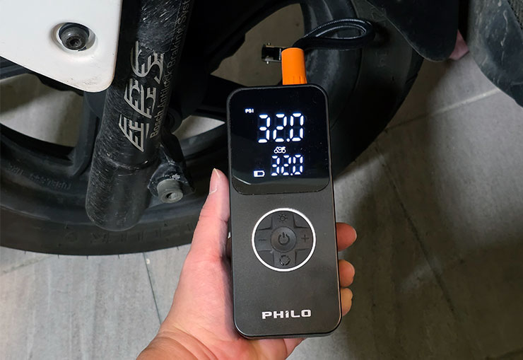 飛樂打氣王 2 急速無線電動打氣機 TP20II 開箱實測:打氣更快速,電量更提升!更易於攜帶的救車神器! - 阿祥的網路筆記本 除了一般機車,像是黃、紅牌的重機輪胎也能透過 TP20Ⅱ 充飽氣哦!