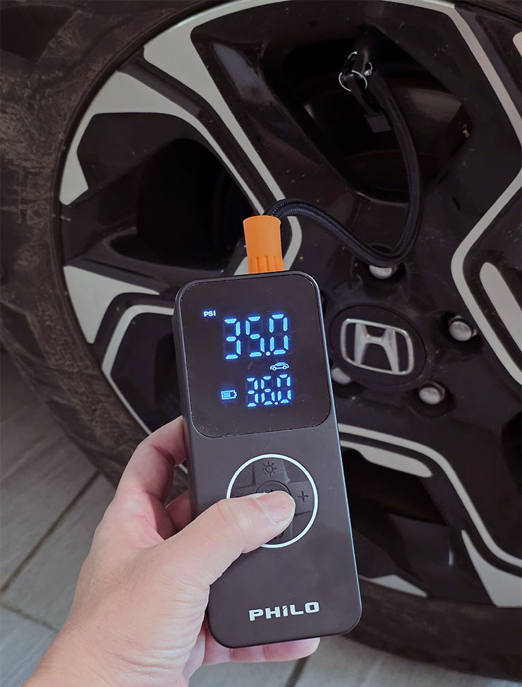 飛樂打氣王 2 急速無線電動打氣機 TP20II 開箱實測:打氣更快速,電量更提升!更易於攜帶的救車神器! - 阿祥的網路筆記本 當然,一般的汽車也能使用 TP20Ⅱ 完成打氣,車身較大、較重的休旅車也一樣適用。