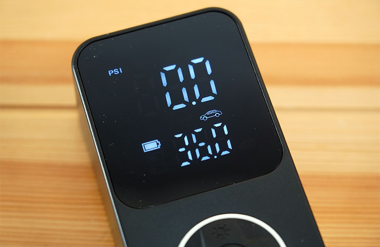 飛樂打氣王 2 急速無線電動打氣機 TP20II 開箱實測:打氣更快速,電量更提升!更易於攜帶的救車神器! - 阿祥的網路筆記本 相較於一代款,TP20Ⅱ 擁有更大的螢幕與更為順手的操控介面設計,使用起來更為簡單好上手,另外像是充氣的效率與電量也都有所升級。