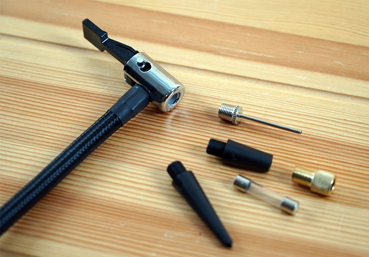 飛樂打氣王 2 急速無線電動打氣機 TP20II 開箱實測:打氣更快速,電量更提升!更易於攜帶的救車神器! - 阿祥的網路筆記本 TP20Ⅱ 隨附了完整的充氣嘴,除了作為車輛輪胎打氣使用,也能適用常見的充氣物品哦!