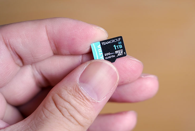 TEAMGROUP ULTRA MicroSDXC A2 V30 本體小巧，天藍色與黑色的卡身配色也蠻醒目的。