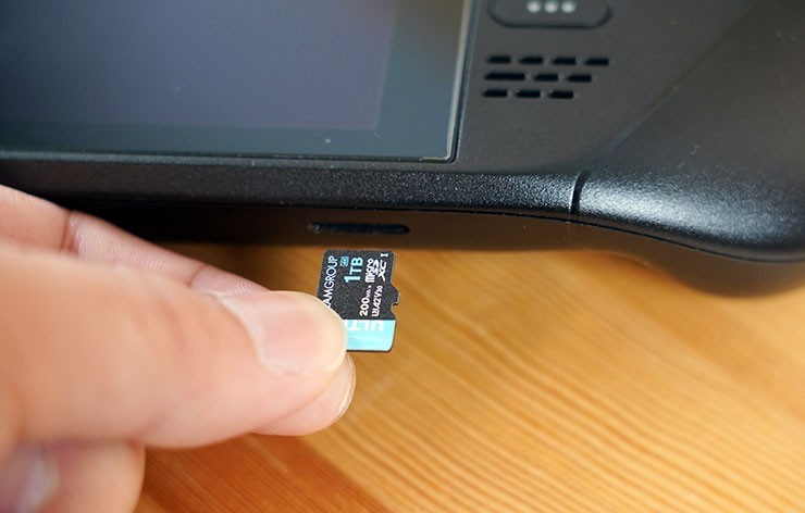 TEAMGROUP ULTRA MicroSDXC A2 V30 也可以搭配 Steam Deck 使用，滿足 3A 級大作儲存與運行的需求。