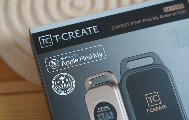 T-CREATE EXPERT P34F 開箱實測:全球首款可定位外接 SSD,時尚輕巧效能優,整合 Apple Find My 功能不怕弄丟! - 阿祥的網路筆記本 外盒正面上可看到「Work with Apple Find My」的功能,而這也是外接式 SSD 中首款支援此功能的產品。